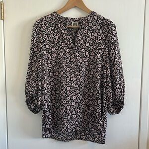 Anne Klein VGUC pink flowered blouse, v neck, 3/4 sleeves, side slits